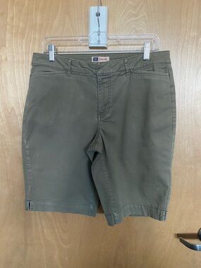 Womens 20” Faded Glory olive green Bermuda shorts